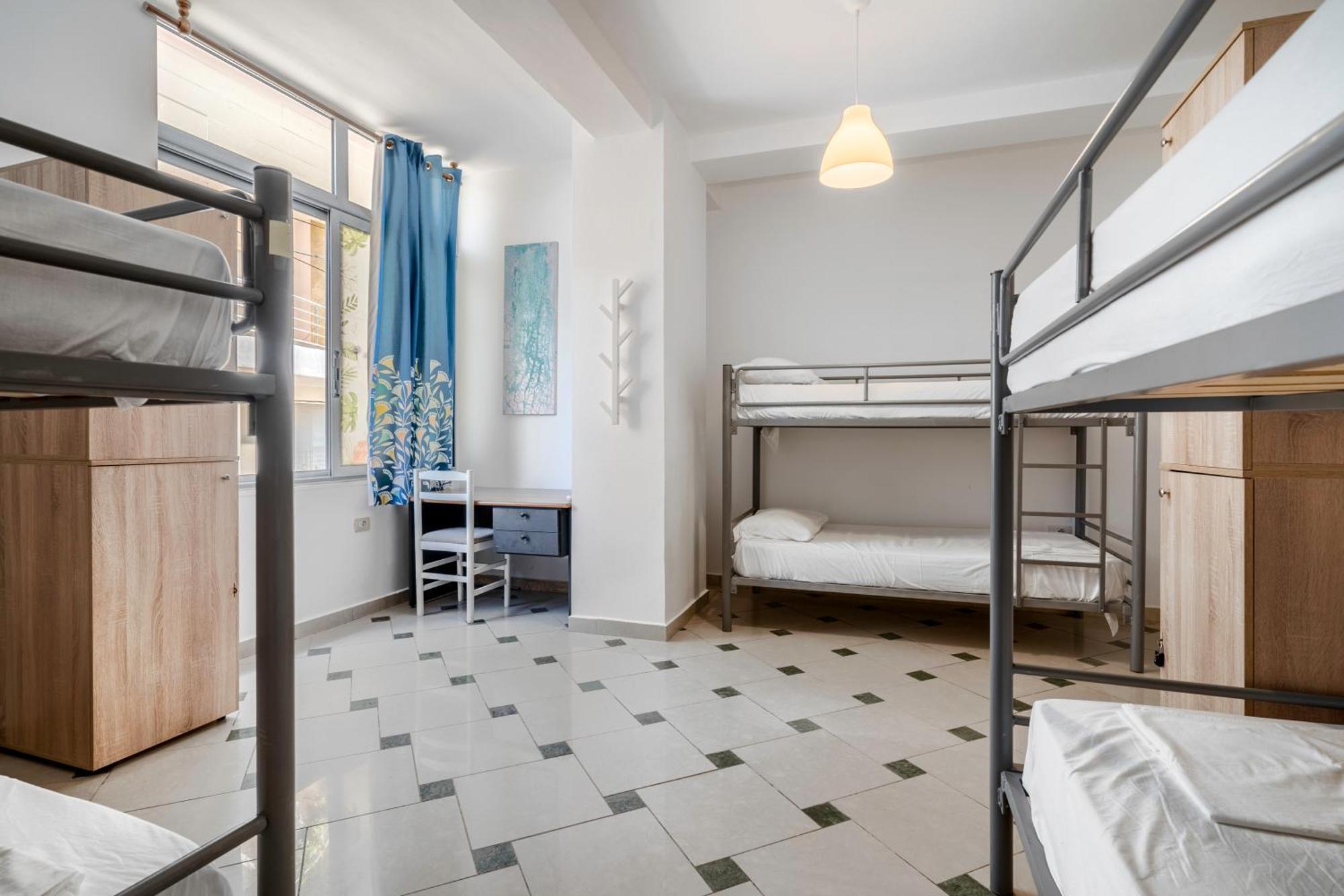 Posto Letto in Dormitorio Misto con 6 Letti
